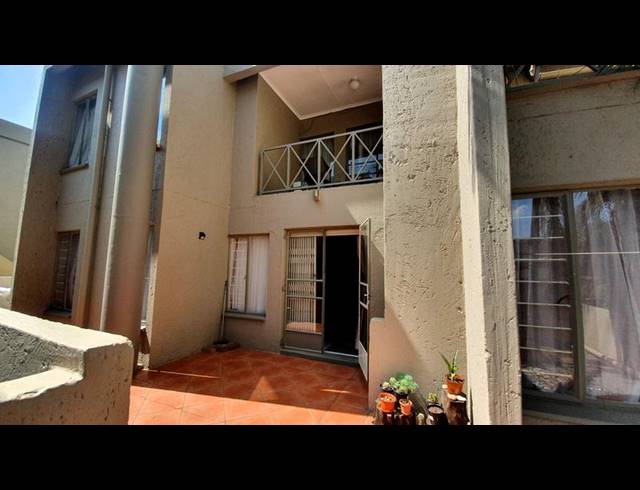 3 BEDROOM TOWNHOUSE FOR SALE IN MAGALIESKRUIN